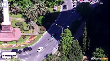 Bà mẹ vô tư chạy xe bỏ mặc con cái rơi rớt trên đường