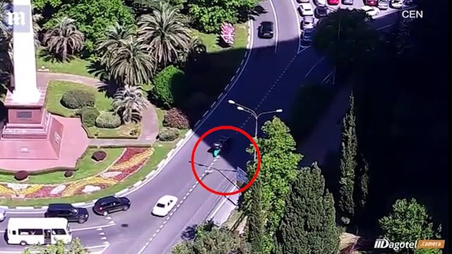 Bà mẹ vô tư chạy xe bỏ mặc con cái rơi rớt trên đường