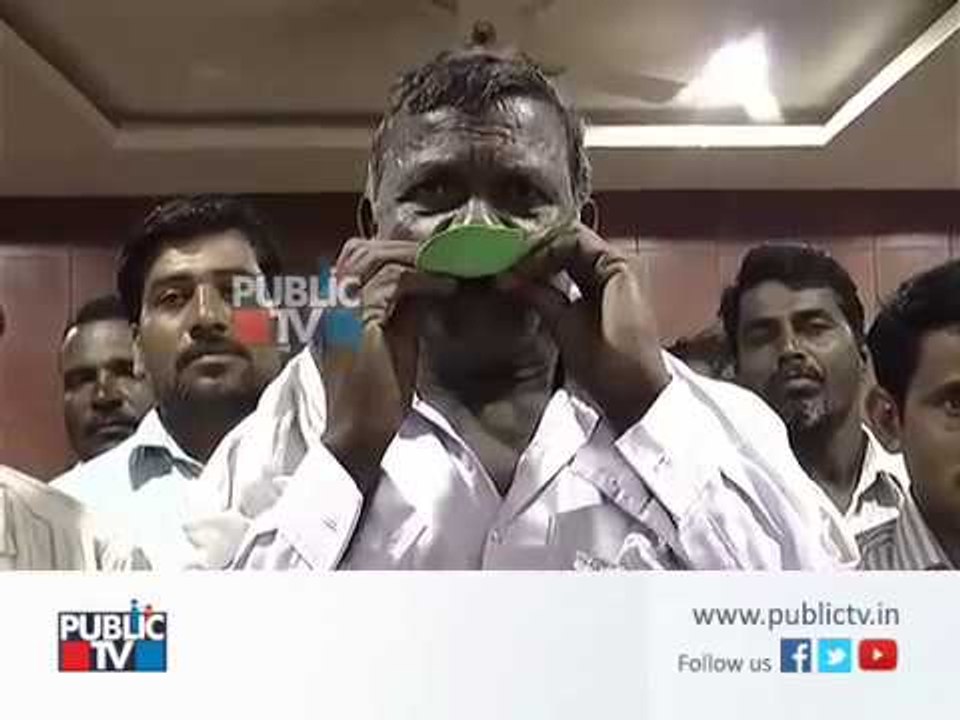 Artist from Bidar plays janaganamana using banyan leaf