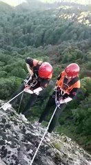 15 Yasindaki Kızlar Kayaliklardan Aşağı Indi