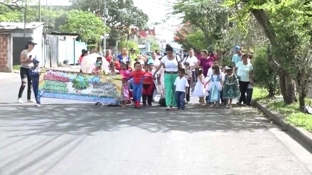Alumnos de escuelas desfilan por el medio ambiente