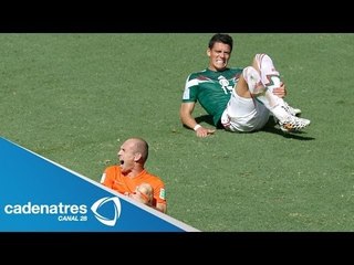 Operan con éxito a Héctor Moreno; estará 6 meses fuera de las canchas