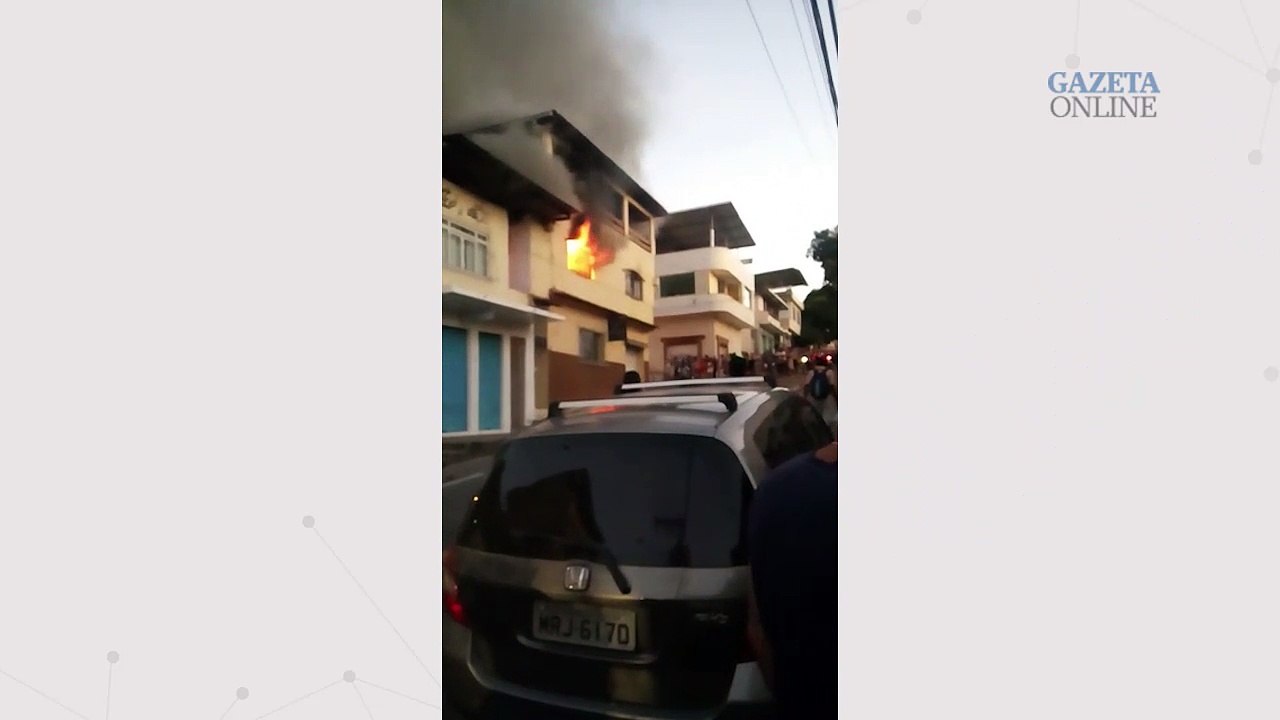 Incêndio atinge casa em Cachoeiro de Itapemirim