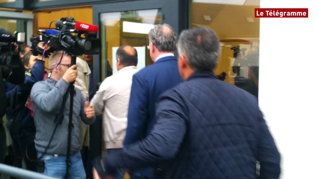 Législatives. Richard Ferrand a voté à Motreff