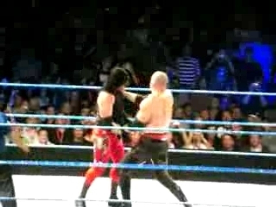 Kane vs Kevin Thorn chokeslam