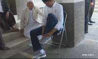 Warga “Gagal Fokus” Lihat Jokowi Pake Sepatu Kets