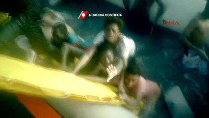 Italya, Binlerce Göçmeni Akdeniz'in 'kara Deliği'nden Kurtarıyor