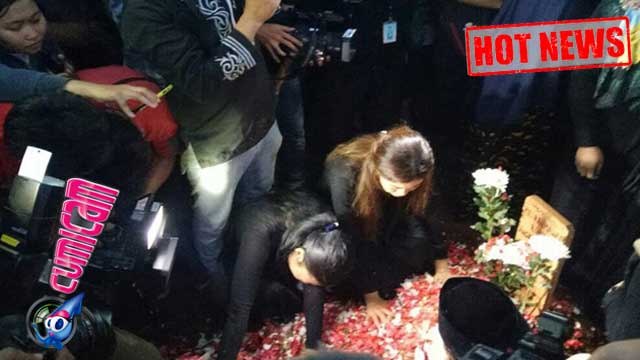 Hot News! Luapan Tangis Keluarga Tumpah di Makam Jupe - Cumicam 10 Juni 2017