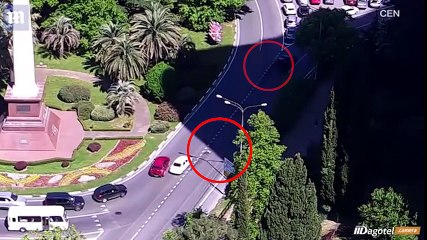 Bà mẹ vô tư chạy xe bỏ mặc con cái rơi rớt trên đường