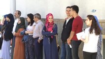 Lys'de Öğrenciler İçeride Ter Döktü, Aileleri Dışarıda Kur'an-ı Kerim Okuyarak Dua Etti