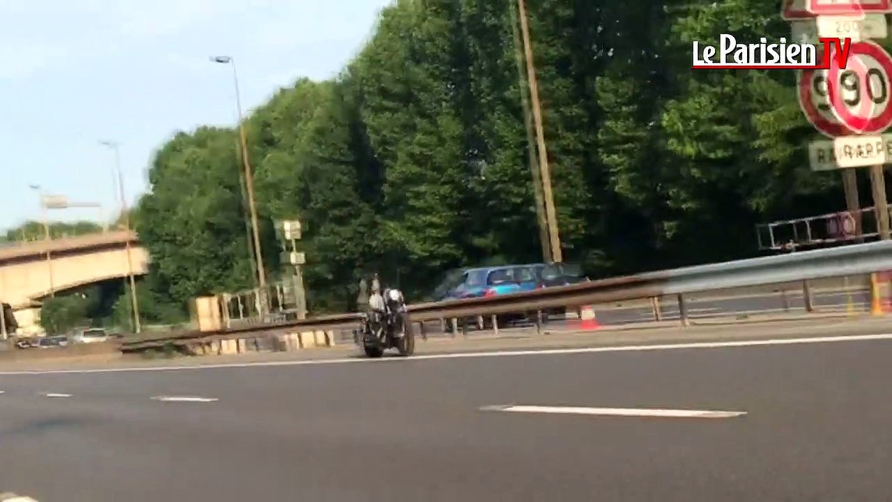 Une moto roule sans pilote sur l'A4