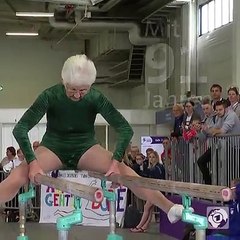 Video_ Choáng với bà cụ 91 tuổi tập xà kép thanh niên cũng phải nể