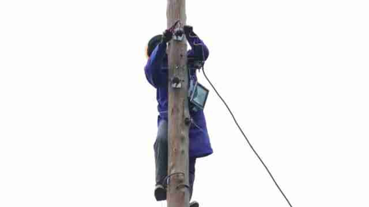 Un "héroe" keniano ilumina remotas aldeas con la fuerza del agua