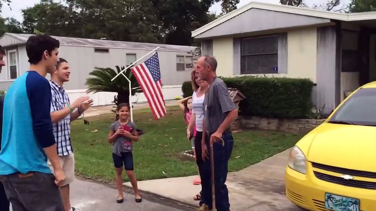 Pour l'anniversaire de son grand père, ce Marine va lui faire une belle surprise