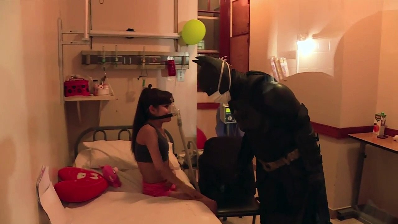 Chaque vendredi après le travail, il se déguise en Batman à l'hôpital