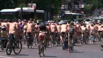 Ciclistas, desnudos ante el tráfico en Madrid