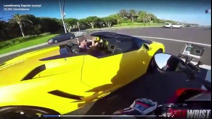 lamborgini ile dalga geçen motorsikletli