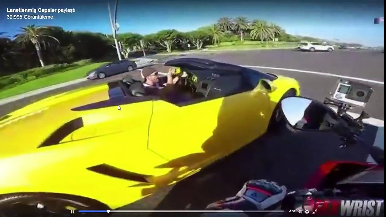 lamborgini ile dalga geçen motorsikletli