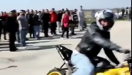 Polis Arabası ile Dalga Geçen Motorcu