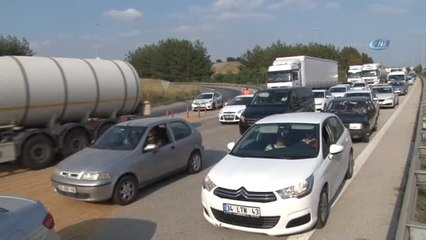 Tonlarca Buğday Yüklü Tır Otoyola Devrildi