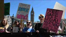 Cientos de personas protestan en Londres contra el futuro gobierno de Theresa May