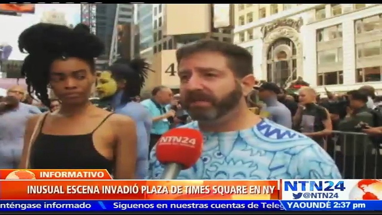 Personas se manifestaron en la plaza de Time Square en Nueva York con los cuerpos pintados para llevar mensajes de unida