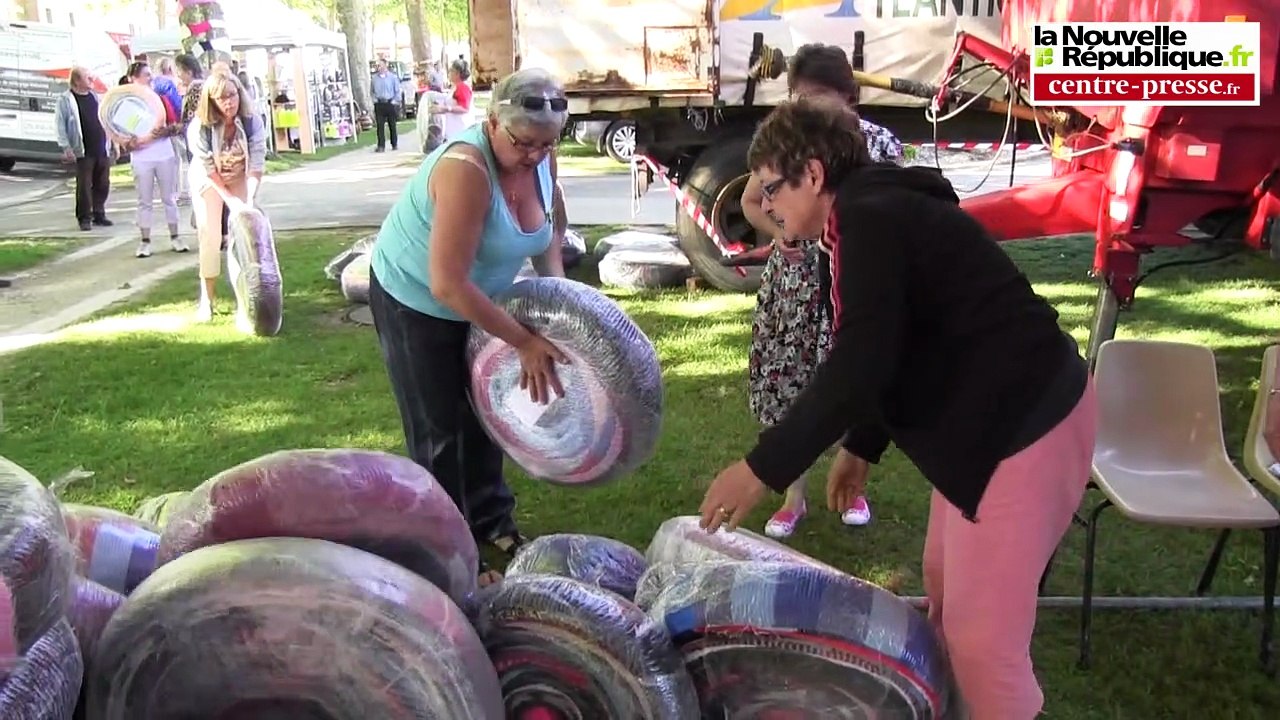 VIDEO. Vienne : record battu de l'écharpe la plus grande du monde à Nieuil-L'Espoir