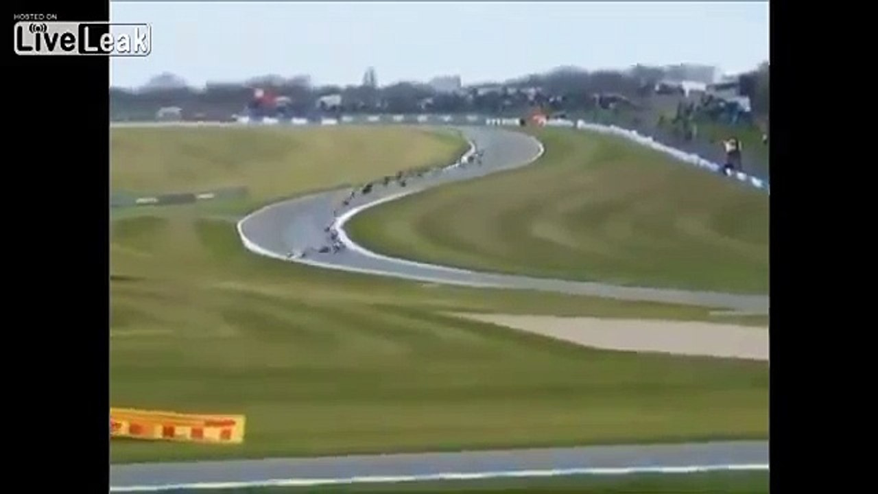 Une moto roule sans son pilote après une chute