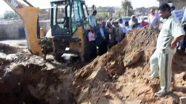 كسر خط الطرد الرئيسى لمحطة الصرف الصحى بالكرور بأسوان