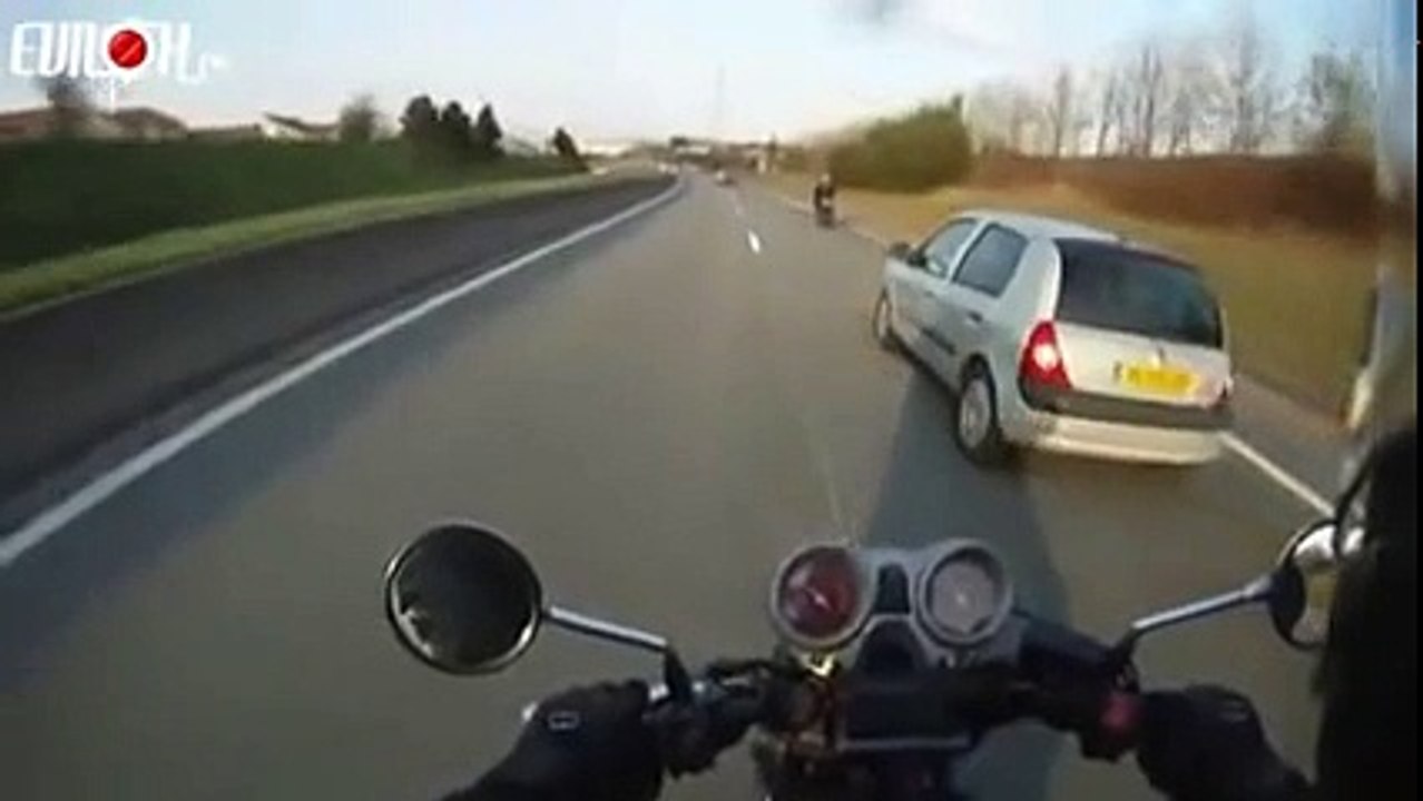 un-motard-se-venge-sur-une-voiture-qui-le-frole-dun-peu-trop-pres