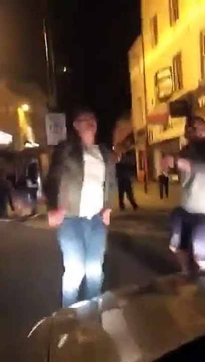 Condutor faz multidão dançar ao som de Boom, Boom, Boom, Boom dos Vengaboys