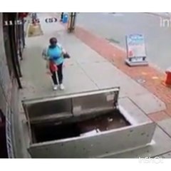 Video herunterladen: Tremenda Caida A Un Sotano Por Caminar Mirando El Celular En Estados Unidos a