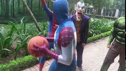 سبايدرمان الازرق يواجهه الهياكل العظمية المخيفة وهروب الجوكر !! سبايدرمان كرتون اطفال