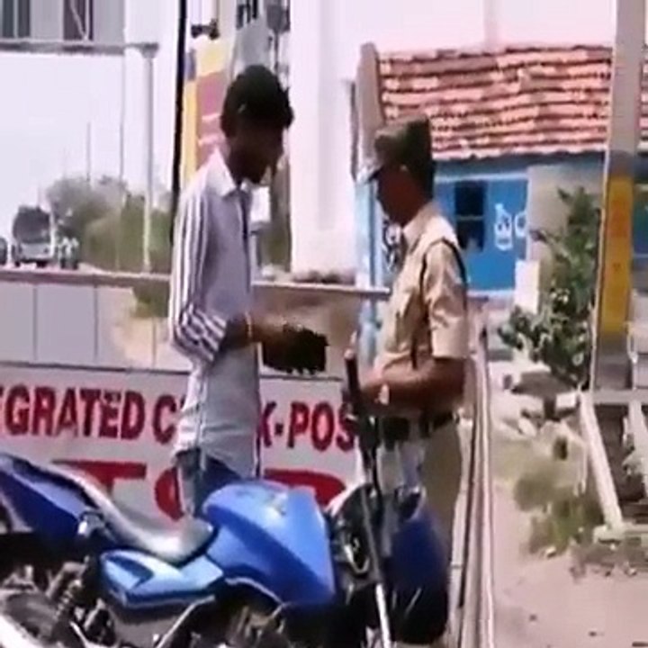 Trafik polisine rüşvet veriyor ama.