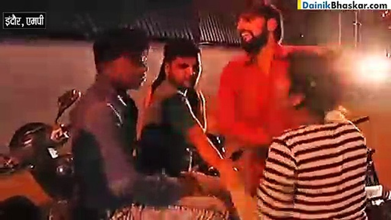 2 Brave Girls Brutally Thrashed Eve Teasers In The Middle Of The Road! Watch Video