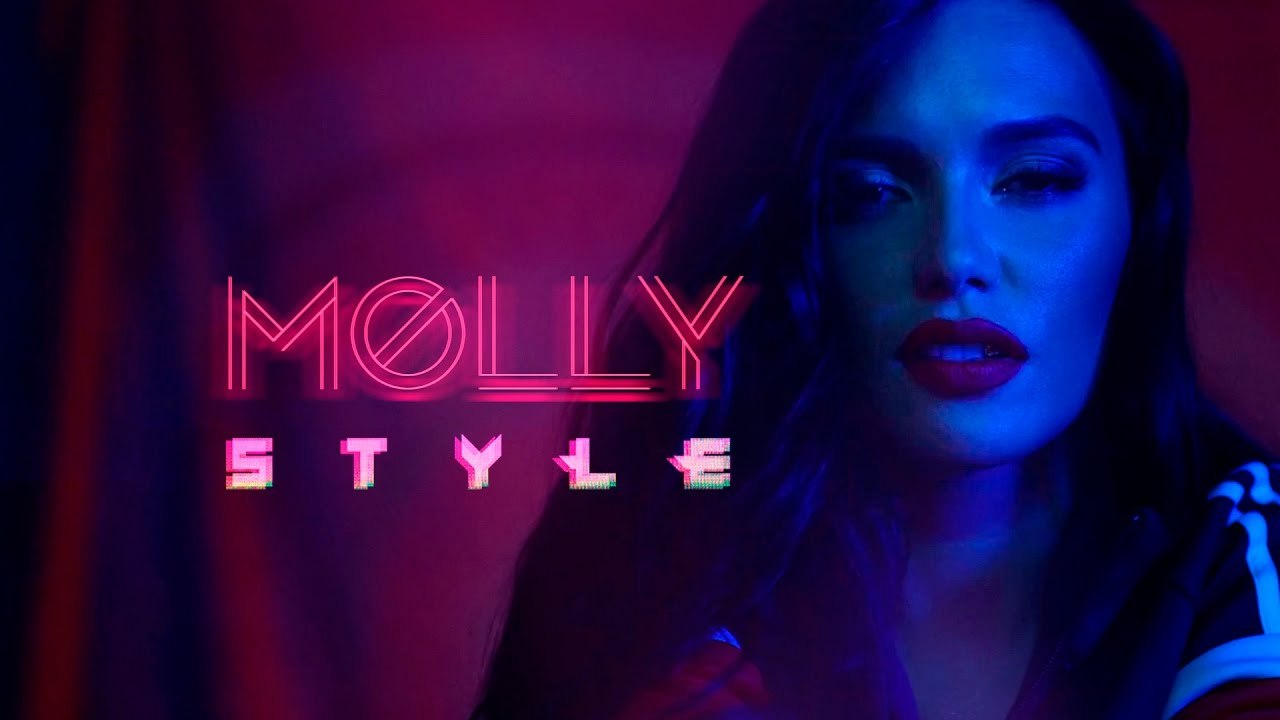 Molly – Style