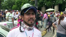 Oposición venezolana vuelve a marchar entre gases lacrimógenos