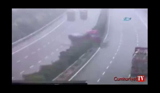 Kontrolden çıkan kamyon ortalığı savaş alanına çevirdi