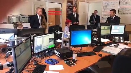 Emmanuel Macron répond au standard de l'Elysée