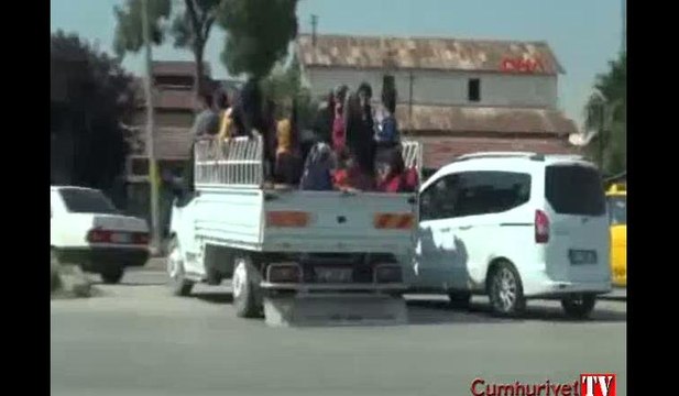 Kamyonet kasasında tehlikeli yolculuk