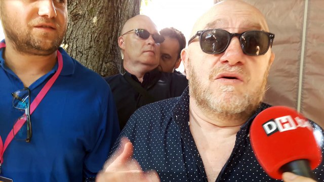 L'acteur Michel Blanc découvre les festivités de la ducasse rituelle aux côtes du bourgmestre, Elio Di Rupo