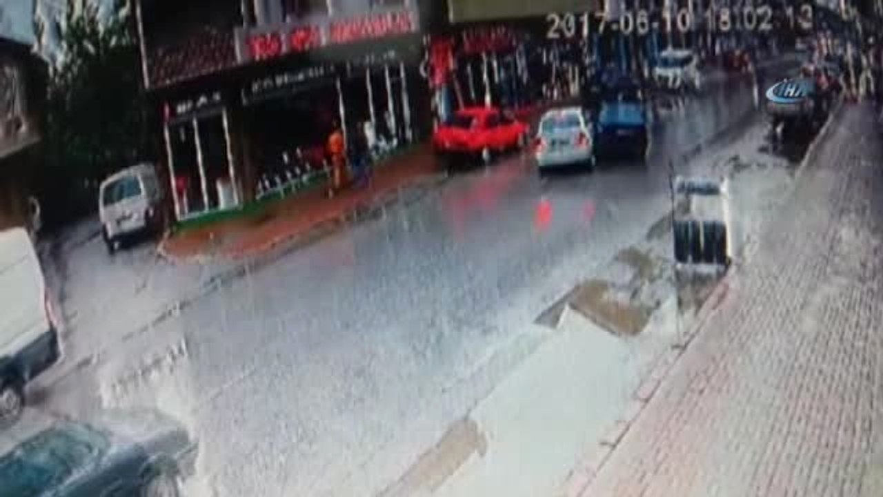 Kontrolsüz Dönüş Yapan Sürücünün Kaza Anı Kamerada