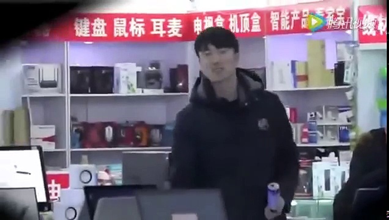 小夥慫恿路人拍美女屁股，第二個大哥亮了