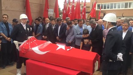 Şehit Öğretmen Son Yolculuğuna Uğurlanıyor