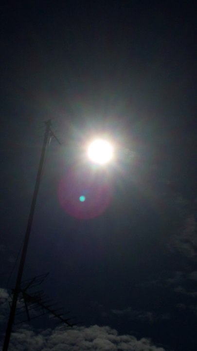 le mot " SEX " écrit dans le ciel à coté du SOLEIL ou le vaisseau mère ?!
