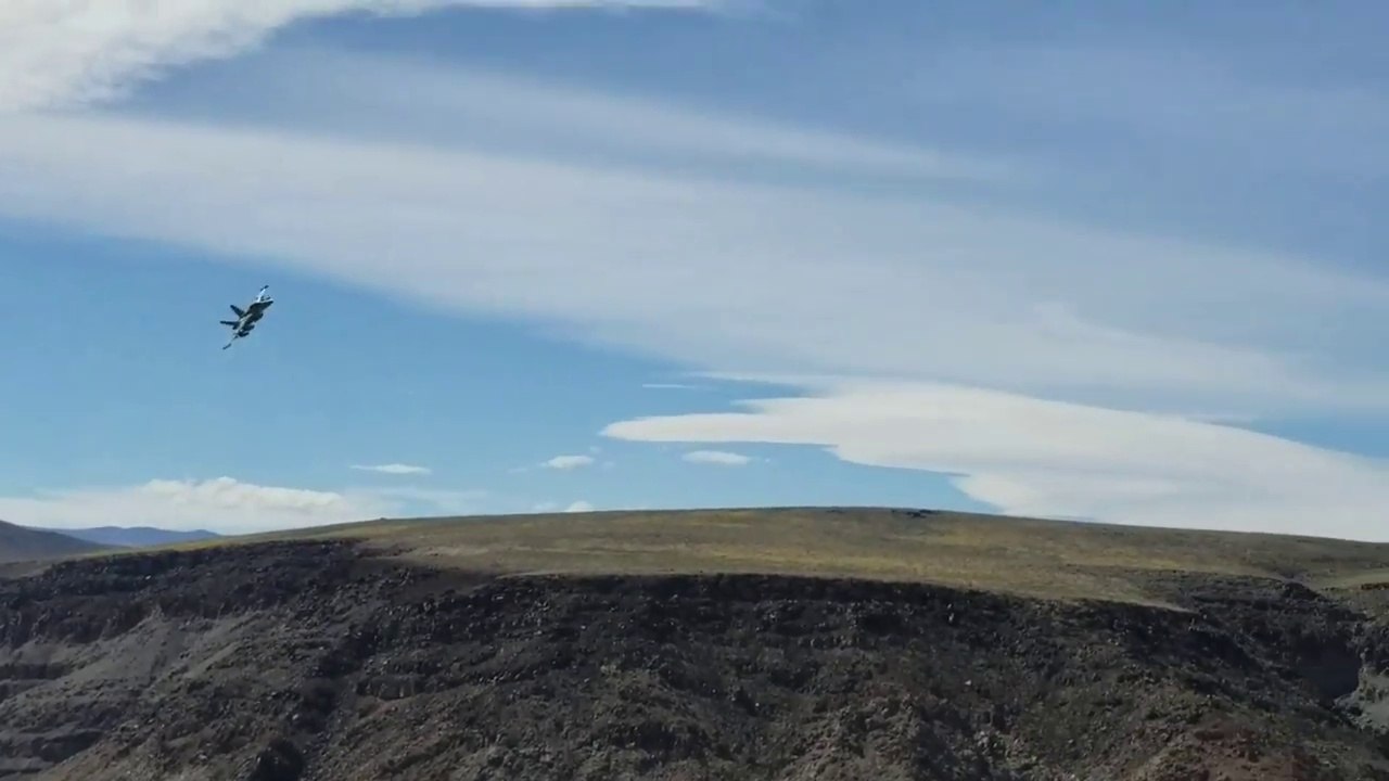Vol en rase motte d'un avion de chasse au-dessus d'un canyon !