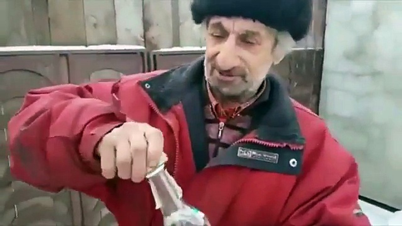 Ce russe boit 3 bouteilles de Vodka !! et tombe...