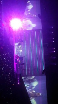 [ Dangerous Woman Tour Paris ] Ariana Grande - Side To Side