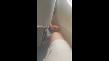 Se faire tirer les poils par l'enfant devant dans l'avion... LACHE CA !!