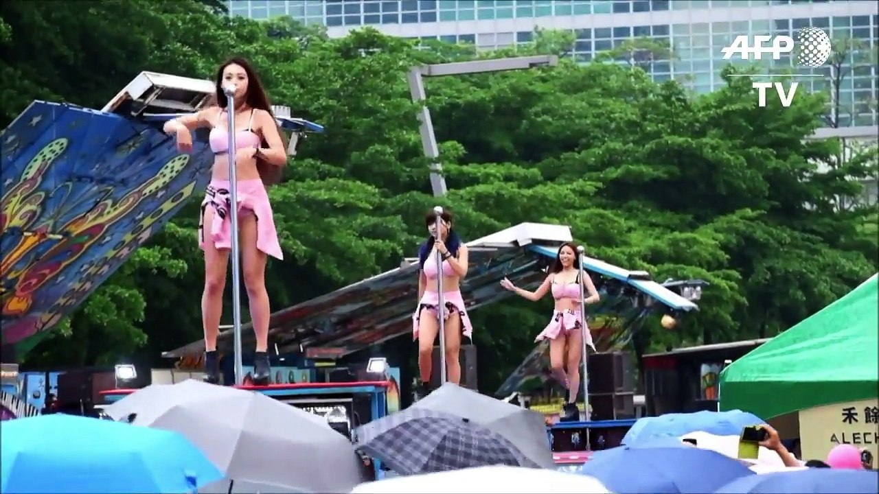 Taiwan festival celebrates 'tradition' with pole dancers [HD]